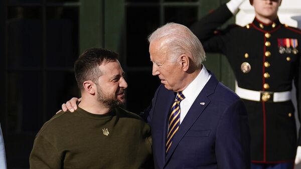 El presidente de Ucrania, Volodímir Zelenski, y el presidente de EEUU, Joe Biden. - Sputnik Mundo