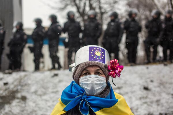 Una participante en una concentración a favor de la integración europea de Ucrania. - Sputnik Mundo