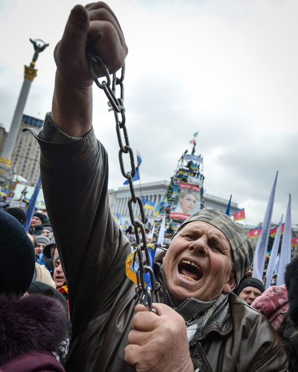 Un participante en una concentración de partidarios de la integración europea de Ucrania en la Plaza de la Independencia de Kiev. - Sputnik Mundo