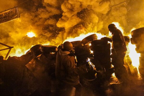 Los participantes en el Euromaidán se enfrentan a las fuerzas del orden en el centro de Kiev. - Sputnik Mundo