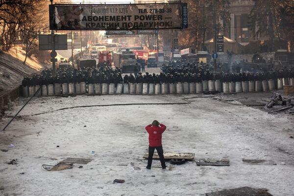 Un participante de las protestas toma una foto del cordón policial en Kiev. - Sputnik Mundo