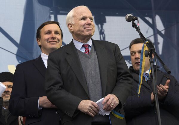 El Maidán ucraniano se convirtió en un golpe de Estado clásico según el escenario de las &quot;revoluciones de colores&quot;, y el nazismo y la rusofobia, que antes solo eran característicos de una pequeña parte de la sociedad ucraniana, con el tiempo se hicieron irreversibles, abarcando cada vez a más segmentos de la población. En la foto: los senadores estadounidenses Chris Murphy, John McCain y el líder del partido ucraniano Svoboda, Oleg Tiagnibok (de izquierda a derecha) en la concentración del Día de la Dignidad de los partidarios de la integración europea de Ucrania en la Plaza de la Independencia de Kiev. - Sputnik Mundo