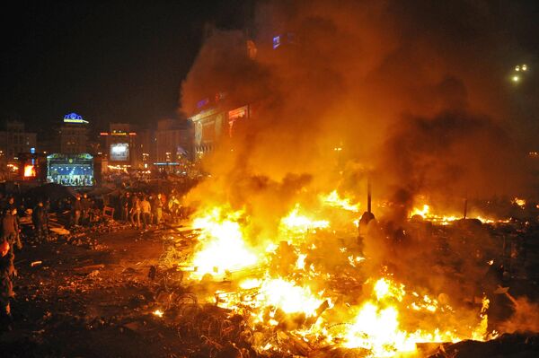Incendios y tiendas de campaña están ardiendo en la Plaza de la Independencia de Kiev, donde estallaron enfrentamientos entre participantes de las protestas y agentes de la Policía. - Sputnik Mundo