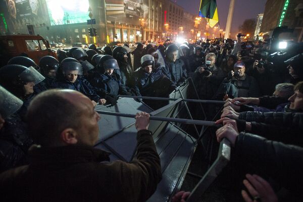 En la noche del 30 de noviembre, las fuerzas especiales ucranianas Berkut dispersaron a manifestantes en la Plaza de la Independencia y detuvieron a 35 personas. - Sputnik Mundo