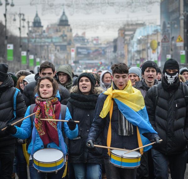 Los líderes del Euromaidán con jóvenes de las regiones occidentales, que llegaron para participar en las protestas. En la foto: una marcha en apoyo de la integración europea de Ucrania. - Sputnik Mundo