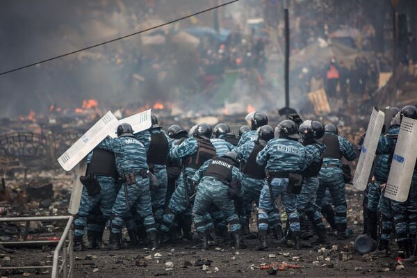 La situación se agravó el 18 de febrero, cuando francotiradores desconocidos mataron a decenas de manifestantes y agentes del orden.  El 19 de febrero, unidades de Berkut y tropas internas empezaron a despejar la Plaza de la Independencia (en la foto), pero el 20 de febrero, los radicales lanzaron un contraataque y empezaron a amedrentar a las fuerzas de seguridad, utilizando armas de fuego. Un total de 77 personas murieron en Kiev entre el 18 y el 20 de febrero, mientras los participantes en el Euromaidán ocuparon varios edificios gubernamentales. - Sputnik Mundo