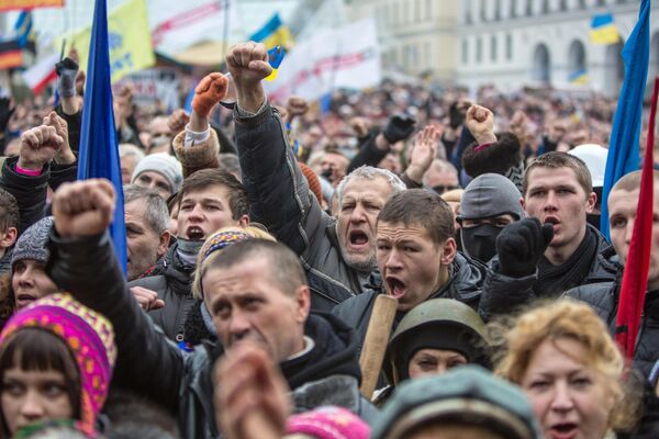 Pocos días después, se celebró en Kiev la manifestación del Partido Popular a la que asistieron unas 50.000 personas. Las protestas estuvieron encabezadas por líderes de la oposición, entre ellos Petró Poroshenko, futuro presidente de Ucrania. - Sputnik Mundo