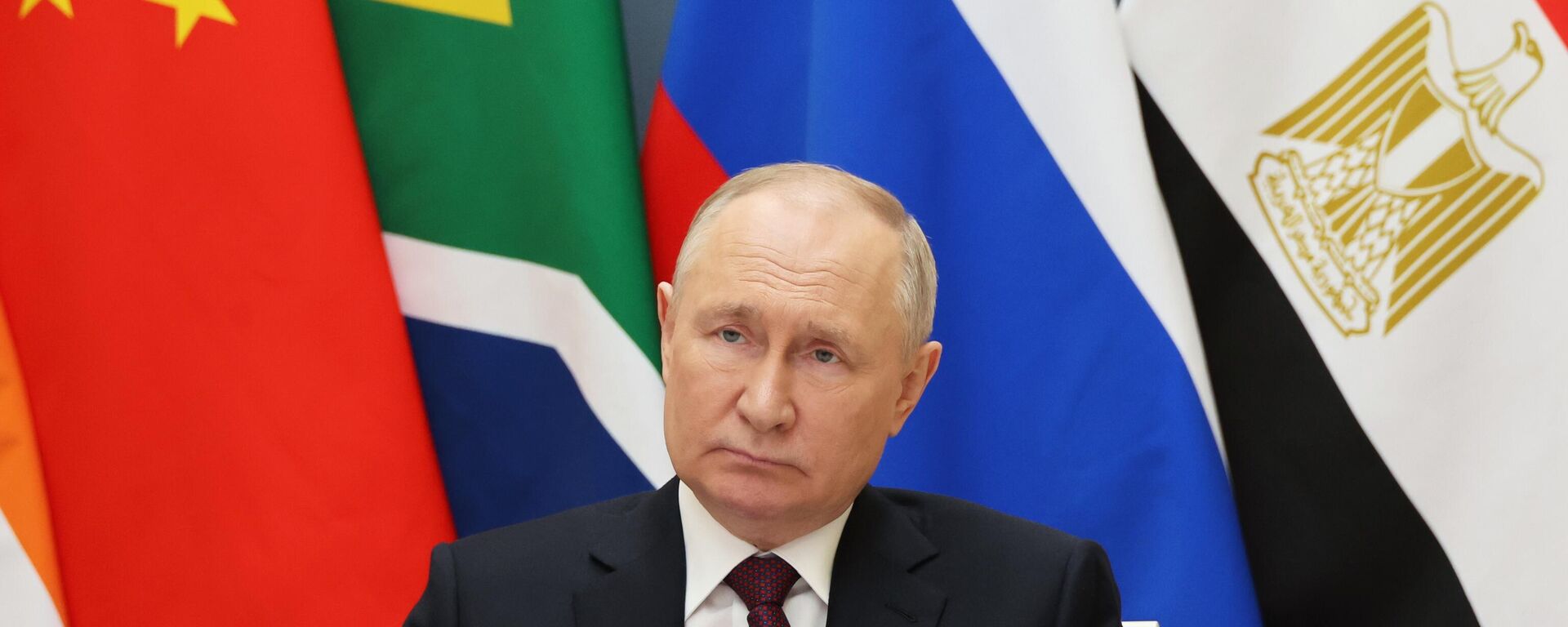 El presidente ruso, Vladímir Putin, asiste por videoconferencia a una cumbre extraordinaria de los BRICS sobre el conflicto palestino-israelí  - Sputnik Mundo, 1920, 01.01.2024