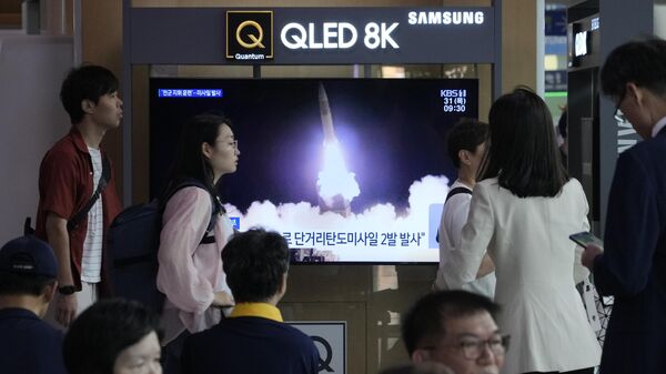 Una pantalla de televisión muestra una imagen del lanzamiento del misil de Corea del Norte durante un programa de noticias en la estación de tren de Seúl, en Seúl, Corea del Sur, el jueves. - Sputnik Mundo