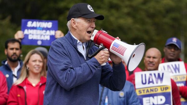 El presidente Joe Biden en una huelga de United Auto Workers, el 26 de septiembre de 2023, en presencia de varios líderes del Partido Demócrata - Sputnik Mundo