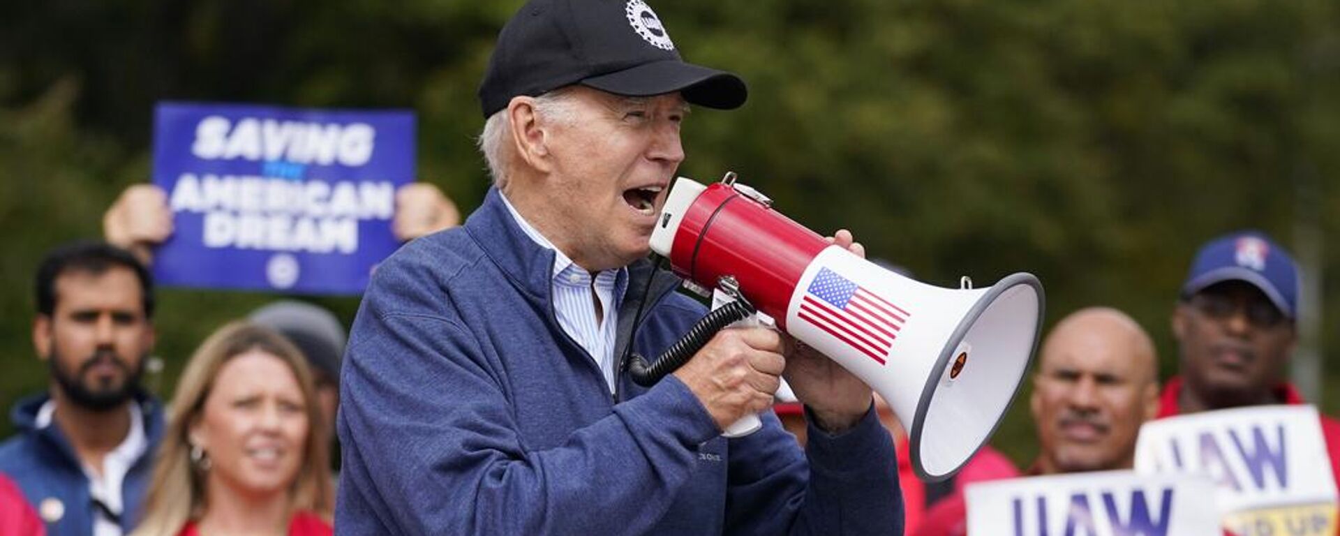 El presidente Joe Biden en una huelga de United Auto Workers, el 26 de septiembre de 2023, en presencia de varios líderes del Partido Demócrata - Sputnik Mundo, 1920, 09.02.2024