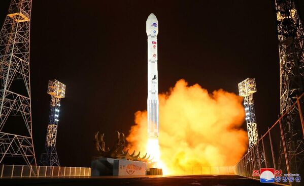 Corea del Norte puso en órbita con éxito el satélite de reconocimiento Malligyong-1, lanzado por un nuevo tipo de vehículo lanzador Chollima-1 desde el centro espacial de Sohae, al oeste del país, cerca de la frontera con China. El cohete voló según la trayectoria prevista y puso el satélite en órbita 705 segundos después del lanzamiento. - Sputnik Mundo