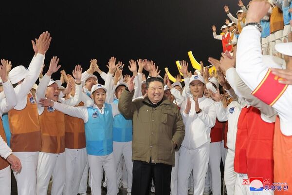 Antes del lanzamiento, Corea del Norte informó a Corea del Sur y Japón de sus intenciones.En la foto: el líder norcoreano, Kim Jong-un en el centro espacial en la provincia de Pyongan del Norte. - Sputnik Mundo