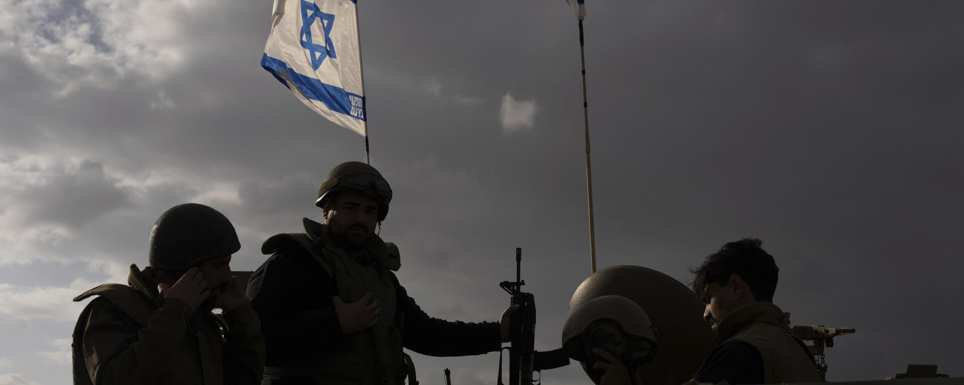 Soldados israelíes trabajan en un vehículo militar blindado a lo largo de la frontera de Israel con la Franja de Gaza - Sputnik Mundo, 1920, 15.04.2024