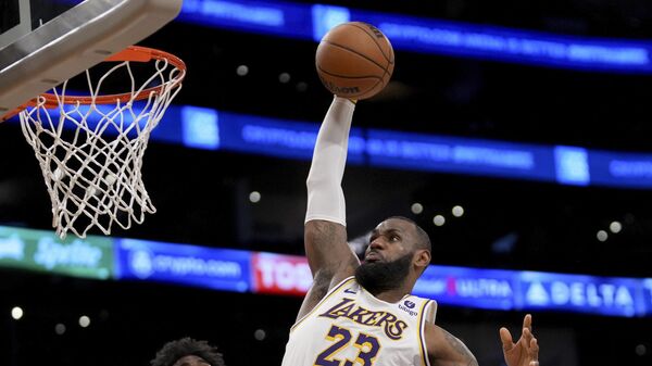 El alero de Los Angeles Lakers LeBron James hace un mate sobre el alero de Houston Rockets Tari Eason, el 19 de noviembre de 2023  - Sputnik Mundo