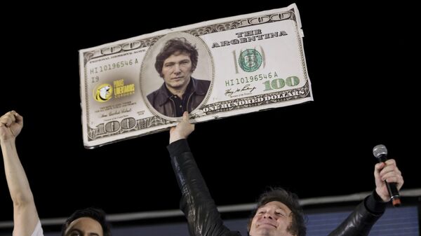 El presidente electo de Argentina, Javier Milei, sosteniendo un cartel de un billete de 100 dólares con su rostro durante su campaña - Sputnik Mundo