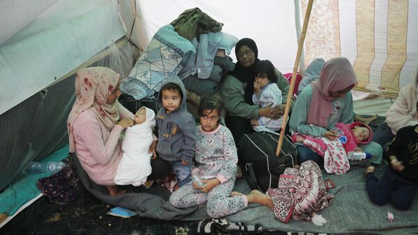 Mujeres palestinas en un refugio de la Agencia de Naciones Unidas para la población refugiada de Palestina en Oriente Medio. - Sputnik Mundo