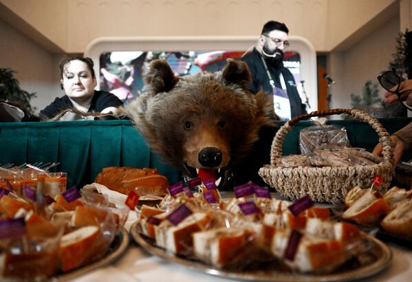 En la zona de exposición funcionan constantemente una feria de productos rusos y festivales gastronómicos.En la foto: festival de cocina siberiana. - Sputnik Mundo