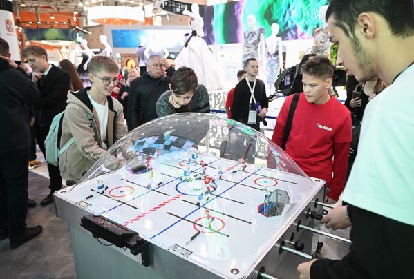 Todas las regiones rusas presentaron sus exposiciones en la feria.En la foto: visitantes jugando al hockey de mesa en el stand de la región de Cheliábinsk. - Sputnik Mundo