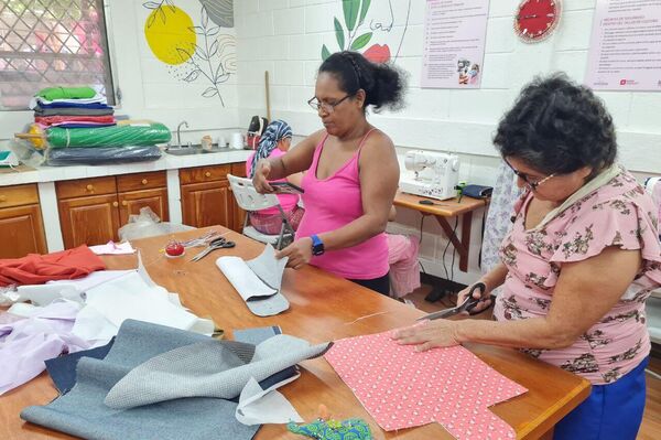 Mujeres con cáncer en terapia en el taller de costura Creando Esperanzas - Sputnik Mundo