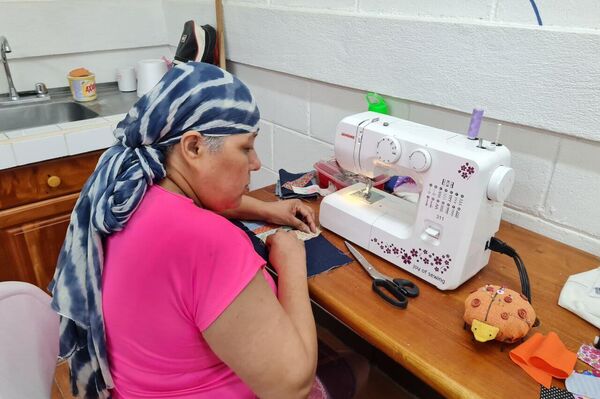 Mujeres con cáncer en terapia en el taller de costura Creando Esperanzas - Sputnik Mundo