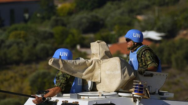 Tropas de mantenimiento de la paz de la ONU patrullan en el lado libanés de la frontera entre el Líbano e Israel - Sputnik Mundo
