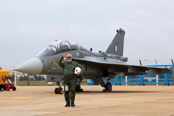 El primer ministro de la India, Narendra Modi, realiza un vuelo a bordo de un caza de fabricación nacional HAL Tejas - Sputnik Mundo