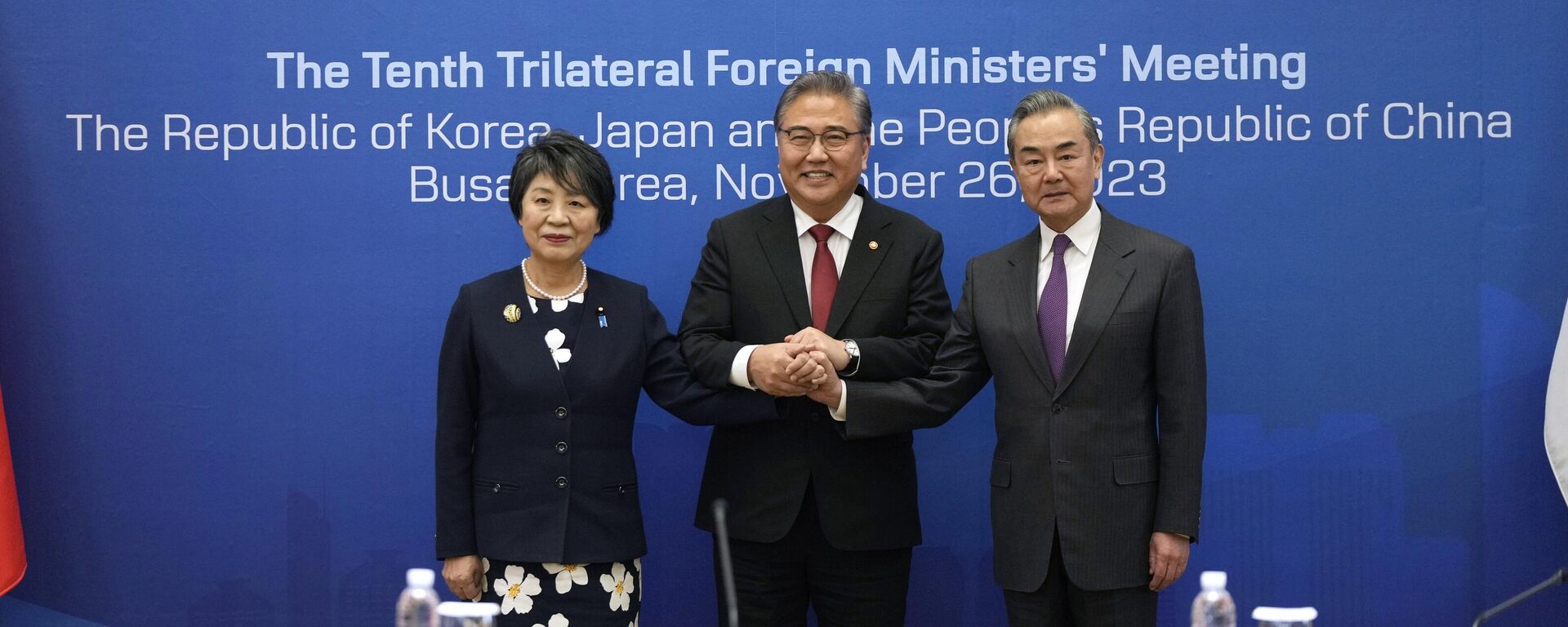 El Ministro de Asuntos Exteriores chino, Wang Yi (derecha), el Ministro de Asuntos Exteriores surcoreano, Park Jin (centro), y la Ministra de Asuntos Exteriores japonesa, Yoko Kamikawa - Sputnik Mundo, 1920, 26.11.2023