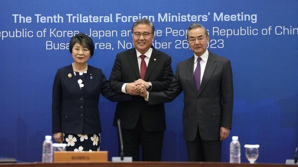 El Ministro de Asuntos Exteriores chino, Wang Yi (derecha), el Ministro de Asuntos Exteriores surcoreano, Park Jin (centro), y la Ministra de Asuntos Exteriores japonesa, Yoko Kamikawa - Sputnik Mundo