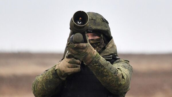 Un soldado de defensa antiaérea de las tropas aerotransportadas rusas con un sistema portátil de misiles antiaéreos, en la región de Jersón - Sputnik Mundo