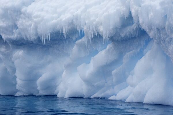 Los glaciares de la Antártida se están derritiendo más de tres veces más rápido que a principios de la década de 1990 y su superficie ha alcanzado ya un mínimo histórico.En la foto: un iceberg en el estrecho de Bransfield. - Sputnik Mundo