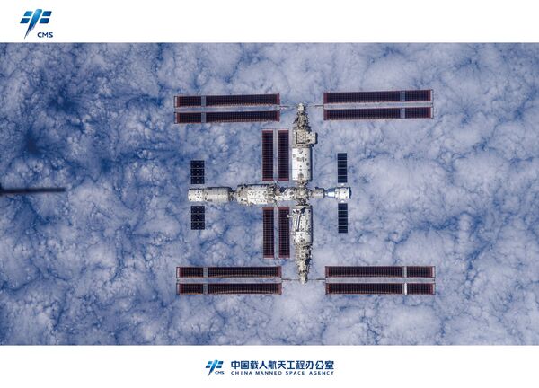 La Agencia Espacial Tripulada China (CSMA), responsable de la gestión del programa chino de vuelos espaciales tripulados, desveló las primeras fotos de alta calidad de la estación orbital tripulada Tiangong con el telón de fondo de nuestro planeta. - Sputnik Mundo