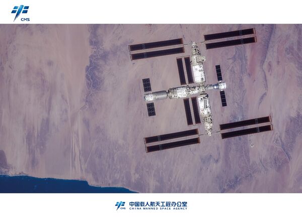 Tiangong fue fotografiada de cerca durante el regreso de la nave a la Tierra. Las imágenes publicadas permitieron ver por primera vez la nave china armada por completo. - Sputnik Mundo