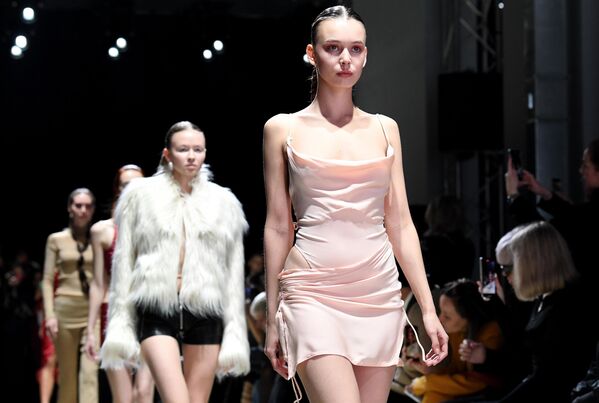 Se trata del primer evento para la industria de la moda en marco del grupo BRICS. En la foto: unas modelos muestran prendas de la marca argentina SADAELS en la Cumbre de la Moda BRICS+. - Sputnik Mundo