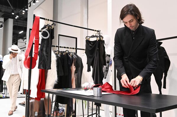 El diseñador de moda belga-argentino Juan Daels presentó los trajes de su marca SADAELS.En la foto: el diseñador se prepara para el desfile. - Sputnik Mundo