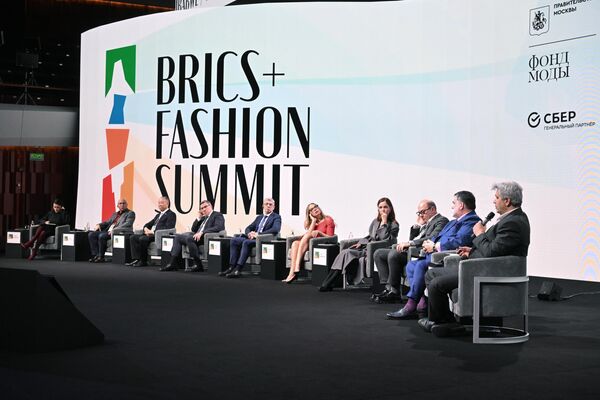 Algunos de los temas de la cumbre incluyen el desarrollo de marcas de moda nacionales, la entrada de marcas de moda en mercados internacionales y colaboraciones artísticas en la moda.En la foto: sesión plenaria del foro de la Cumbre de la Moda BRICS+. - Sputnik Mundo