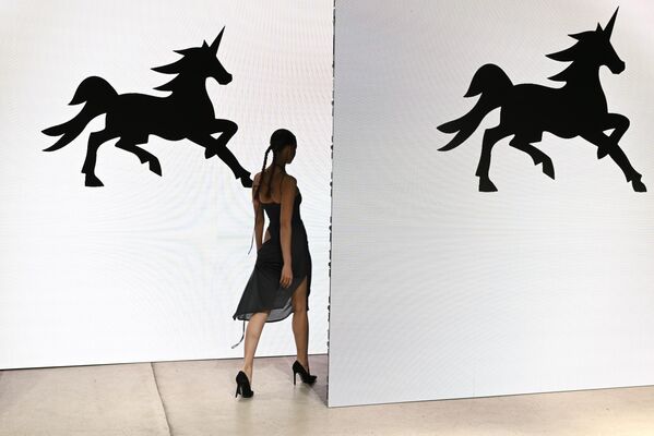 Una modelo muestra prendas de la marca argentina SADAELS en la Cumbre de la Moda BRICS+. - Sputnik Mundo