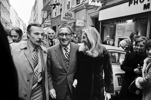 Kissinger dejó la Casa Blanca en 1977, pero siguió implicado en política al más alto nivel y pronto fundó la compañía Kissinger Associates, que asesoraba a importantes clientes de todo el mundo en asuntos de política internacional. Utilizó su nombre y sus contactos para llegar a bancos y grandes empresas de todo el mundo. Fue él quien, según los medios de comunicación, contribuyó a la creación de una nueva clase oligárquica a nivel mundial. En la foto: Kissinger con Jan Rose Cushing, esposa del banquero de inversiones estadounidense Frederick Cushing, a la salida del restaurante Chez Tante Louise de París, en 1972. - Sputnik Mundo