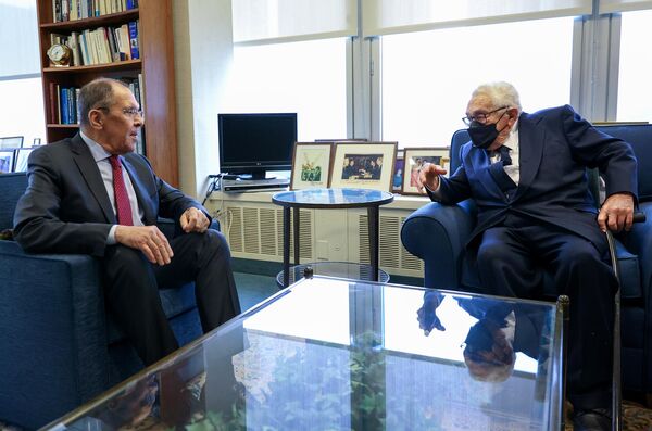 En mayo de 2022, en Davos, Kissinger se pronunció a favor de las negociaciones con Rusia sobre Ucrania e instó a no destruir las relaciones con Moscú y a no empujarla a reforzar su alianza con China.En la foto: Henry Kissinger con el ministro de Exteriores ruso, Serguéi Lavrov, durante la 76.ª sesión de la Asamblea General de la ONU, Nueva York, 2021. - Sputnik Mundo