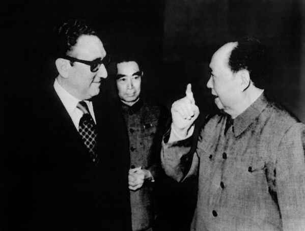 La revista Foreign Policy lo calificó de &quot;coloso de la escena mundial&quot;, y el periódico New York Times escribió que era el secretario de Estado estadounidense más influyente desde la Segunda Guerra Mundial.  Ejerció un poder sin precedentes durante la mayor parte de su vida, y no solo cuando fue asesor de seguridad nacional de las Administraciones Nixon y Ford y secretario de Estado de EEUU. En la foto: Henry Kissinger, con el mandatario chino, Mao Zedong, Pekín, 1973. - Sputnik Mundo