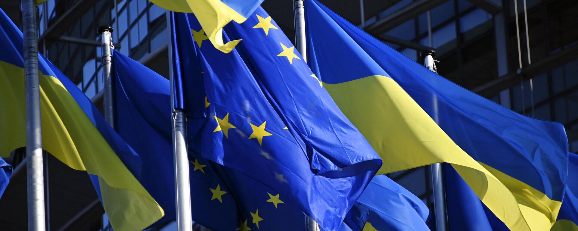 Banderas de Ucrania y Unión Europea - Sputnik Mundo, 1920, 14.12.2023