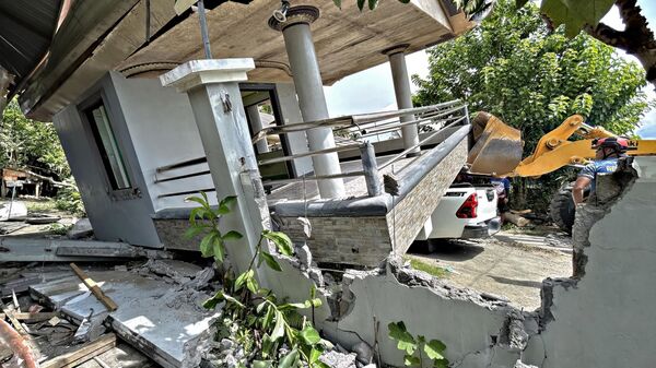 Una casa dañada tras el terremoto de magnitud 6,7 que sacudió Filipinas - Sputnik Mundo