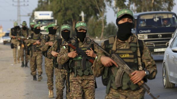 Combatientes del ala militar del movimiento palestino Hamás, las Brigadas Qassam - Sputnik Mundo