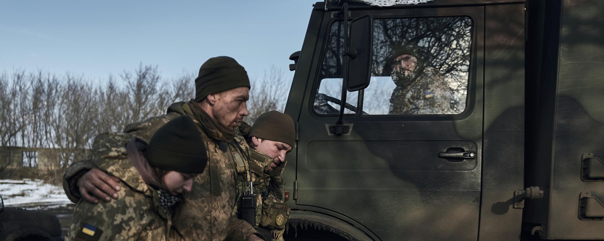 Médicos militares ayudan a un soldado herido en combate a subir a un vehículo de evacuación cerca de Bájmut, en la región ucraniana de Donetsk, el 22 de febrero de 2023  - Sputnik Mundo, 1920, 05.12.2023