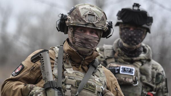 Soldados del batallón de voluntarios Sudoplatov reciben equipo militar en la región de Zaporozhie  - Sputnik Mundo