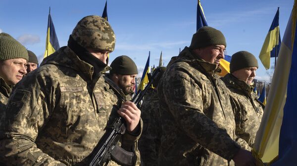 Soldados ucranianos rinden sus últimos respetos a su camarada en un cementerio de Kiev, Ucrania, el 21 de febrero de 2022 - Sputnik Mundo