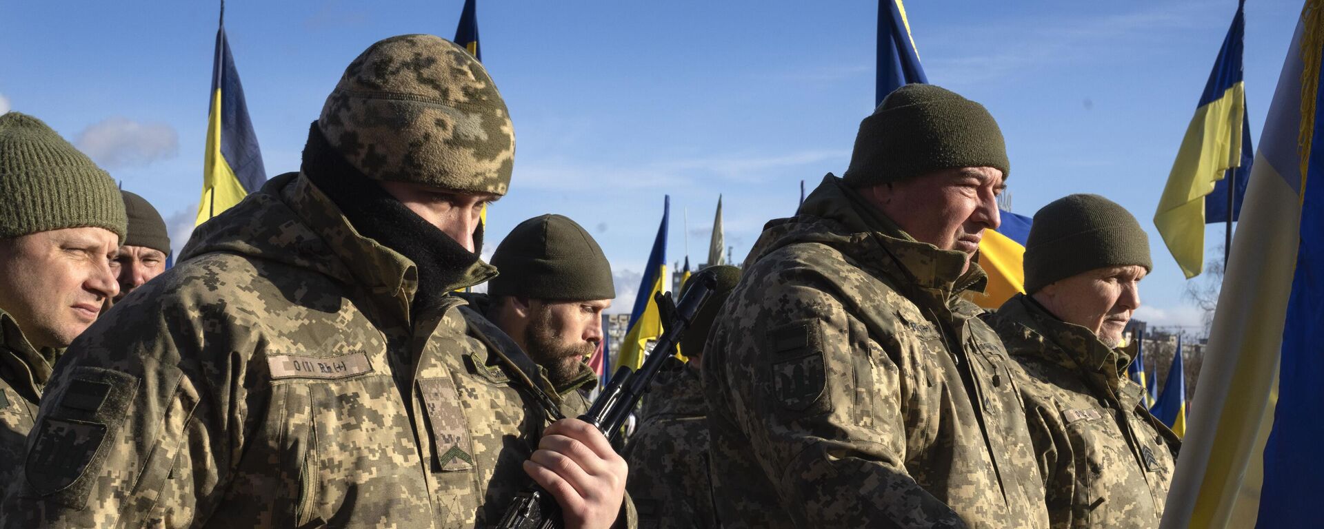 Soldados ucranianos rinden sus últimos respetos a su camarada en un cementerio de Kiev, Ucrania, el 21 de febrero de 2022 - Sputnik Mundo, 1920, 21.12.2023