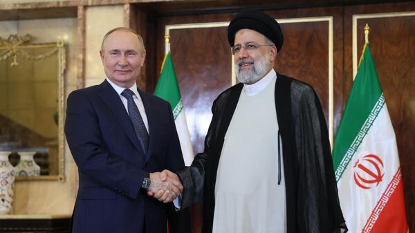 El presidente ruso, Vladímir Putin, en una reunión con el mandatario iraní, Ebrahim Raisi  - Sputnik Mundo