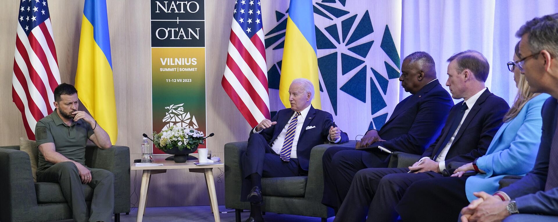 El mandatario de Ucrania, Volodímir Zelenski, y el presidente de EEUU, Joe Biden  - Sputnik Mundo, 1920, 27.02.2024