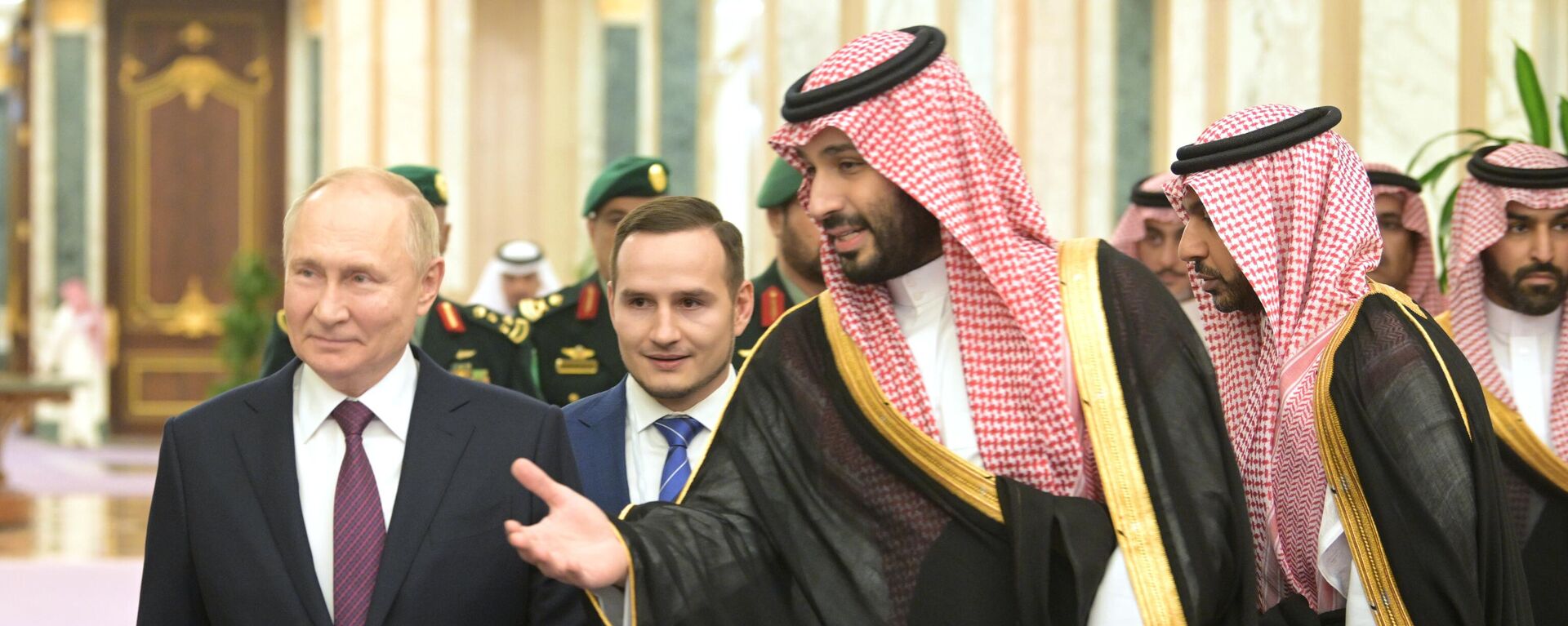 El presidente ruso, Vladímir Putin, y el príncipe heredero saudí, Mohamed bin Salmán Al Saud, se reunieron en Riad   - Sputnik Mundo, 1920, 07.12.2023